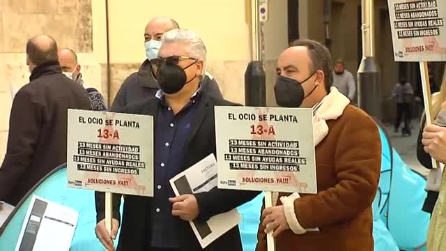 Los hosteleros acampados en Valencia exigen poder reabrir ya y trabajar después de las seis de la tarde