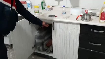 Son dakika haberi! Kumar baskınında mutfak dolabına saklandı, yakalanmaktan kurtulamadı