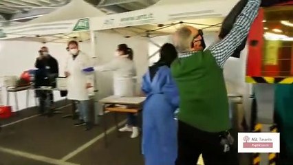 Puglia: vaccini direttamente ad automobilisti e ciclisti a Taranto - video