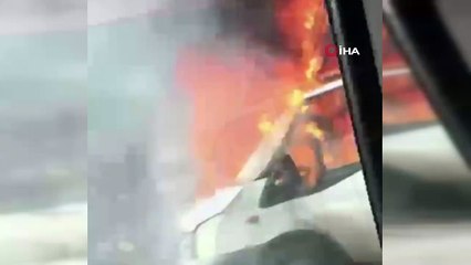 Motor kısmı alev alan kamyonet küle döndü