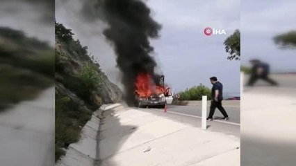 Motor kısmı alev alan kamyonet küle döndü