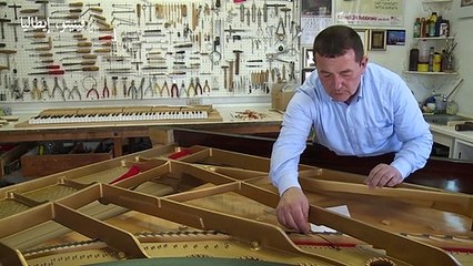 الإيطالي لويجي بورغاتو يكافح لحماية حرفته بصناعة البيانوهات يدويا