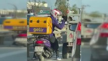Antalya'da trafikte kurye ile köpek arasında yürek ısıtan görüntü