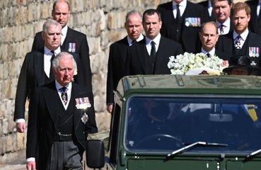 Video herunterladen: Prince William and Prince Harry were seated opposite each other at Prince Philip's funeral