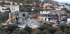 İşgalci İsrail güçleri Filistinlilere ait iki binayı yıktı
