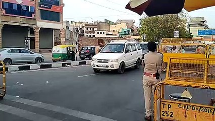 मुख्य सड़कों पर सन्नाटा, मोहल्लों में आवाजाही