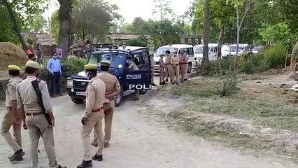 संवेदनशील पोलिंग स्टेशनों पर भारी मात्रा में पुलिस बल के साथ फ्लैग मार्च किया