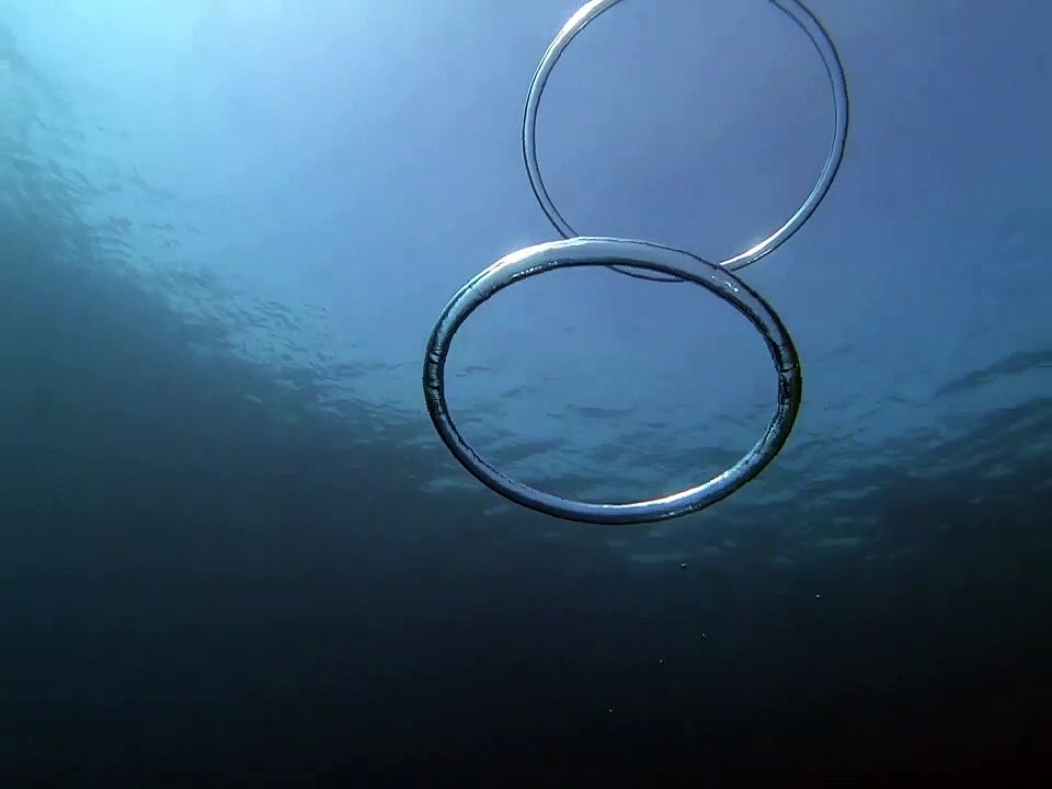 Ce plongeur filme 2 bulles qui se percutent... ce qui se passe est incroyable