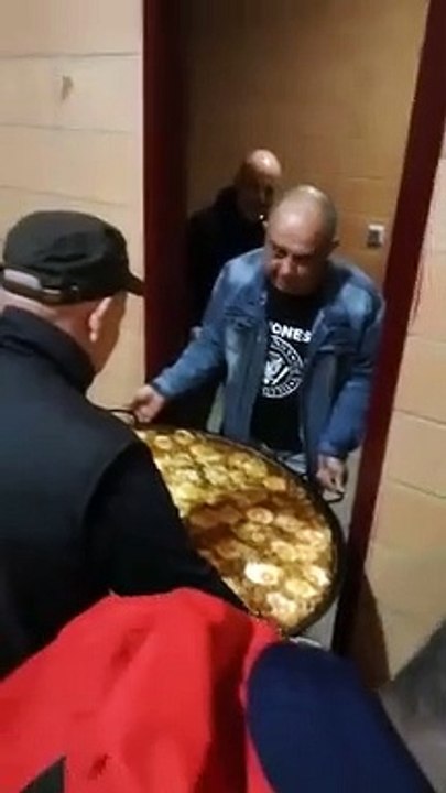 Ils se ratent en portant leur poêle géante