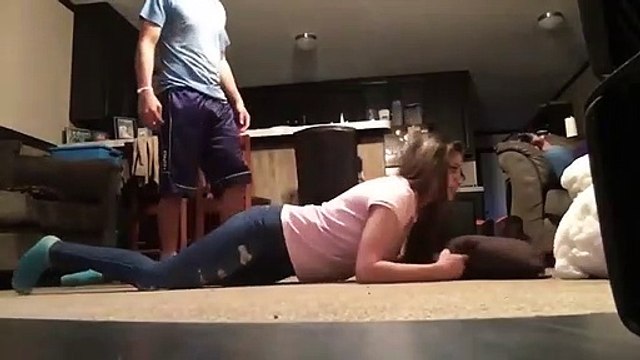 Il fait craquer le dos de sa copine un peu trop fort