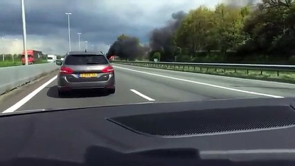 Une voiture explose au moment où il passe juste à coté