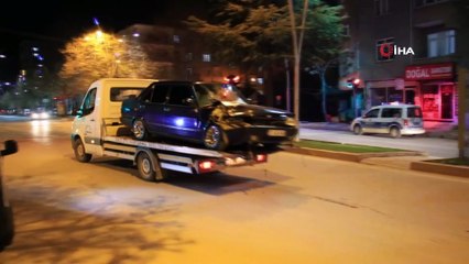 Otomobil park halindeki tıra çarptı: 4 yaralı