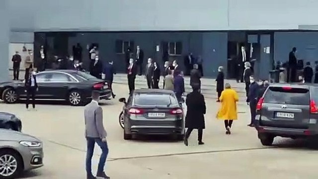 Impresionante el del cambio climático : Comitiva de doce coches oficiales y cientos de personas para acompañar a Sánchez en una visita a una empresa