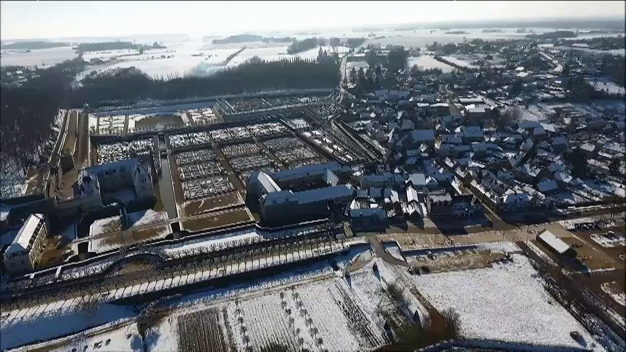 Les châteaux de la Loire enneigés vus du ciel
