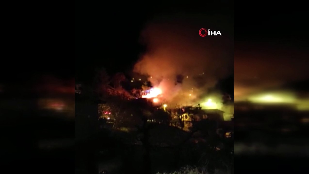 Karaman’da rüzgarın etkisiyle büyüyen yangın 5 evi küle çevirdi