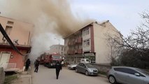 Yangın çıkan binadaki Kovid-19 hastaları ambulansla hastaneye kaldırıldı