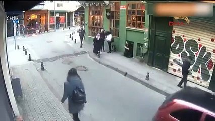 Genç kıza yumruklu saldırı