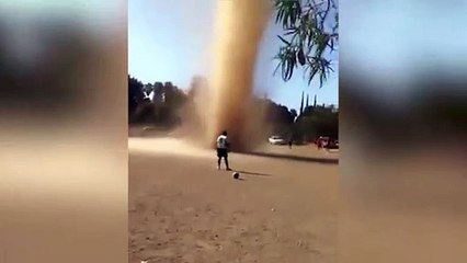 Sahanın ortasında oluşan hortum görenleri hayrete düşürdü