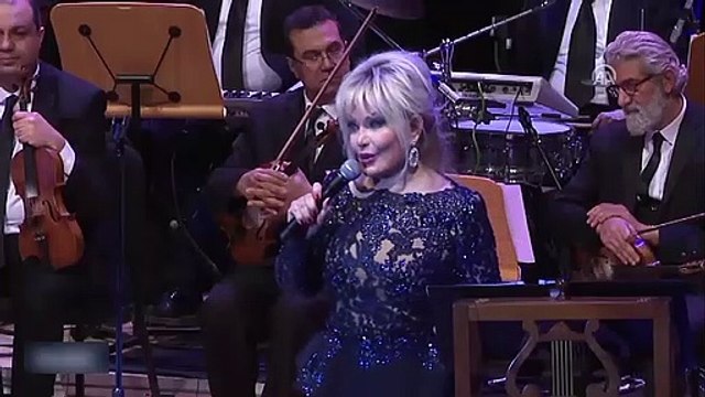 Emel Sayın Mehmetçiğe dua ederken gözyaşlarını tutamadı