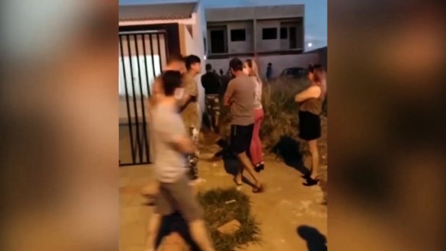 Imagens flagram homem que foi contido por populares após tentar furtar residências