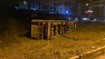 Park halindeki tırın frenleri boşalınca boş araziye devrildi