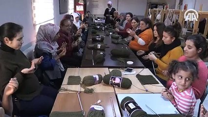 Mehmetçik için her bir ilmeği besmele ile atıyorlar