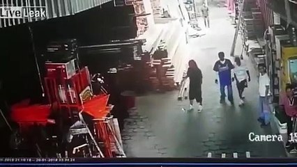 Sahibinin elinden kaçan Pitbull çarşıya dalıp dehşet saçtı