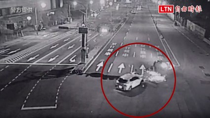 中市2車碰撞噴出火花 BMW再撞破矮牆駕駛一度受困