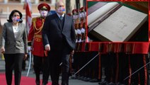Kritik görüşmeye damga vuran olay! Ermenistan Cumhurbaşkanı Sarkisyan şeref defterine Ağrı Dağı'nı çizdi