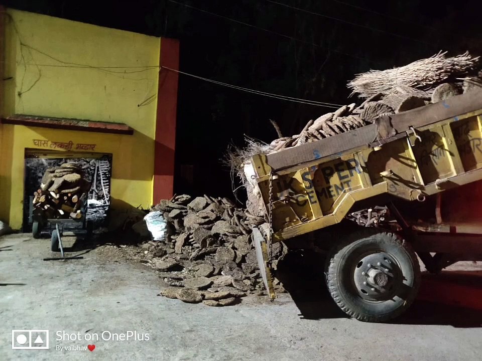 ग्राम मेवासा के ग्रामीणों ने मुक्तिधाम में पहुंचाए लकड़ी-कंडे