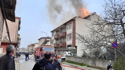 Son dakika... BURSA'DA 4 KATLI APARTMANDA YANGIN