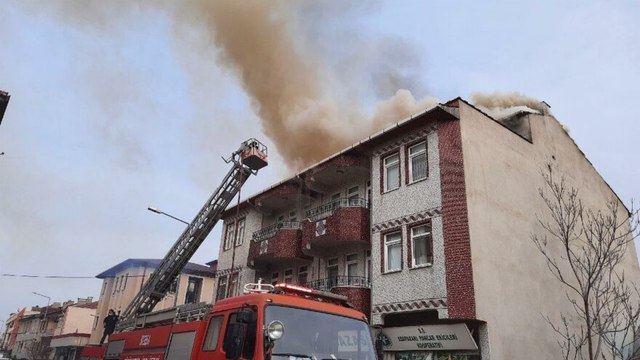 Bursa’da 4 katlı apartmanda yangın