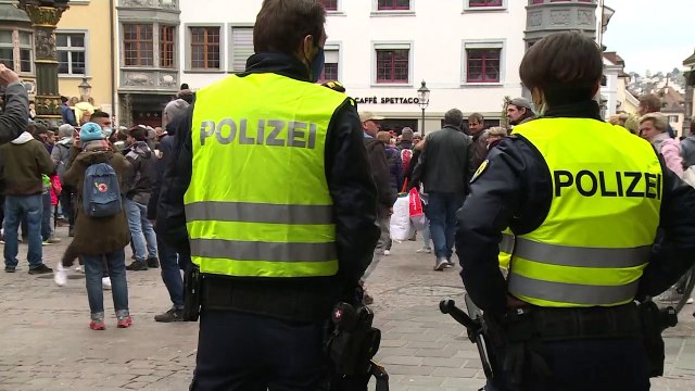 Morire di Covid o di crisi economica? La gente in piazza