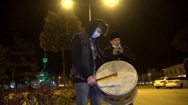 77 yıllık geleneği davul zurna eşliğinde türkülerle yaşatıyorlar