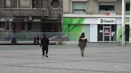 Taksim'de çocuklarını dilendiren kadın önce kameralara, ardından zabıtaya yakalandı