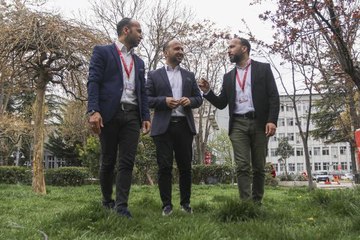 Son dakika gündem: İkisi sağlıkçı üçüzlerden temizlik, maske ve mesafe uyarısı