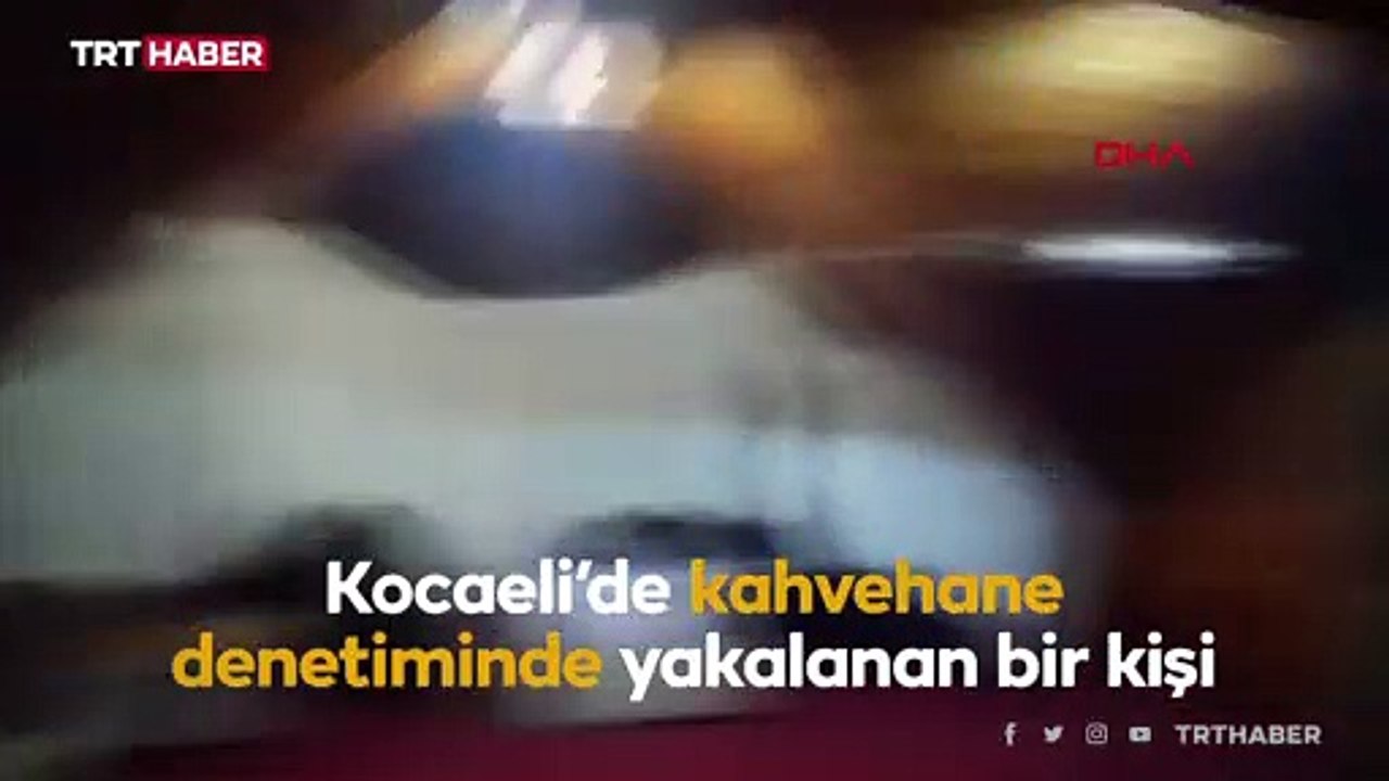 Kumar baskınında ceza yememek için çarşafın altına gizlendi