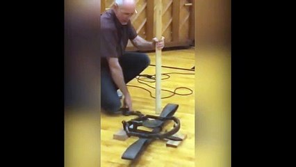 Ayı kapanını eliyle test eden adam!