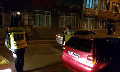 Araçtan çıkan kumandaya basan polis çıkan seslerle şaşkına döndü