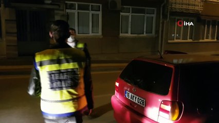 Araçtan çıkan kumandaya basan polis çıkan seslerle şaşkına döndü