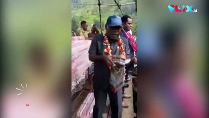 Bupati Yahukimo Bagikan Uang Ratusan Miliar di Lapangan