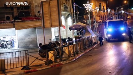 فيديو: قنابل الصوت وخراطيم المياه الإسرائيلية في مواجهة المصلّين قرب باب العامود في القدس