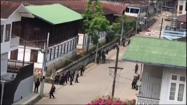 Militares disparan en Myanmar contra un grupo de manifestantes en plena calle
