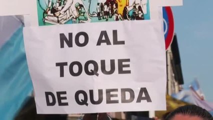 Centenares de argentinos claman contra las nuevas restricciones para frenar los contagios