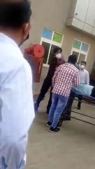 कानपुर के हैलट अस्पताल में करोना संकमित मरीज के परिजनों को जूनियर डॉक्टरों ने दौड़ा-दौड़ा कर पीटा