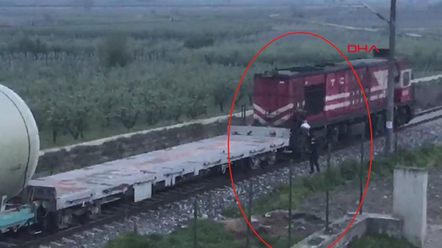 Makinist treni durdurdu, kurye iftarlık siparişini yetiştirdi