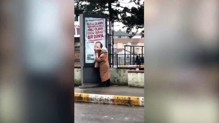 Erdoğan'ın fotoğrafını öpüp temizleyen teyze sosyal medyanın gündeminde