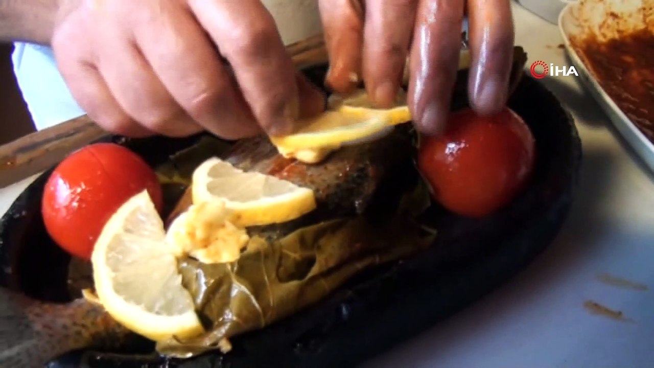 Turistlerin gözdesi asırlık asma yaprağında alabalık