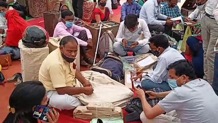 कोविड प्रोटोकॉल को तार-तार करते दिखे, चुनाव ड्यूटी को रवाना हुए कर्मचारी
