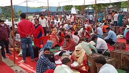 मतदान कर्मियों को सामग्री वितरण का काम शुरु,उमड़ी भीड़